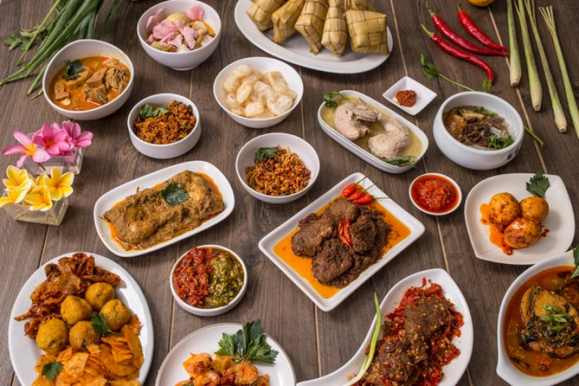 Riset Pasar untuk Bisnis Kuliner UMKM Pemilik UMKM sedang melakukan riset pasar untuk memulai bisnis kuliner lokal
