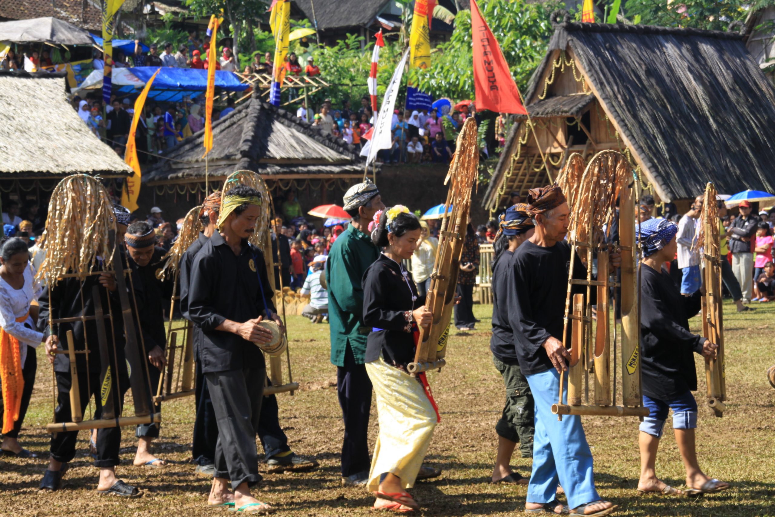 Rumah adat Suku Baduy di Banten dengan lingkungan alam yang asri