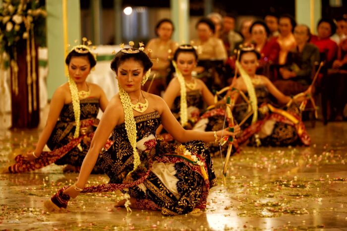 Penari mengenakan kostum tradisional Bali sedang menari Tari Pendet