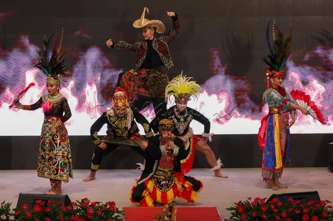 Tarian Pendet Bali Memukau Penonton Penari Pendet Bali mengenakan kostum tradisional menari di panggung