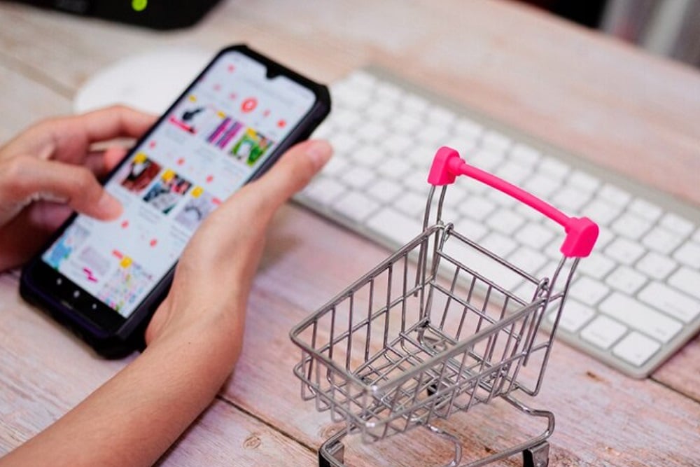 Ilustrasi konsumen Indonesia berbelanja online melalui smartphone di tahun 2025