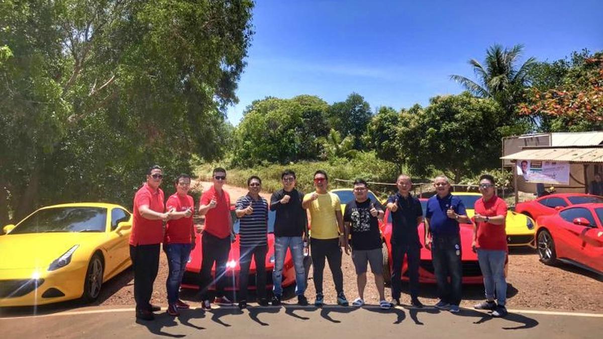 Komunitas supercar Indonesia sedang gathering dengan berbagai mobil mewah di Jakarta