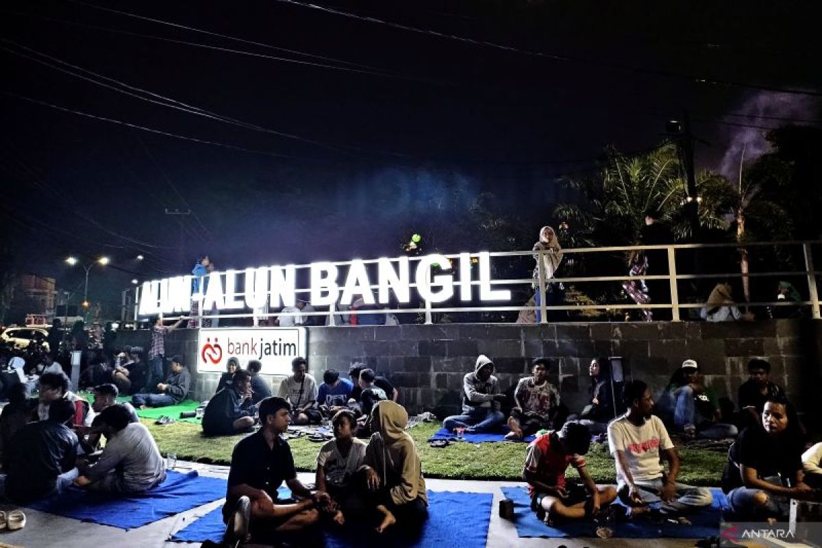 Warga Pasuruan menikmati mini konser malam Tahun Baru 2026 dengan musik dan lampu hias
