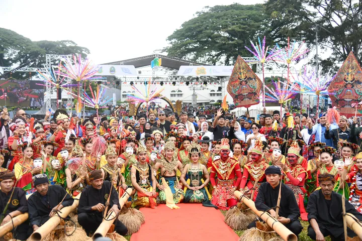 Pekan Kebudayaan Jawa Barat Menampilkan Seni dan Tradisi Lokal Pengunjung menikmati pertunjukan tari tradisional Jaipong di Pekan Kebudayaan Jawa Barat, memperkuat rasa bangga dan cinta budaya lokal