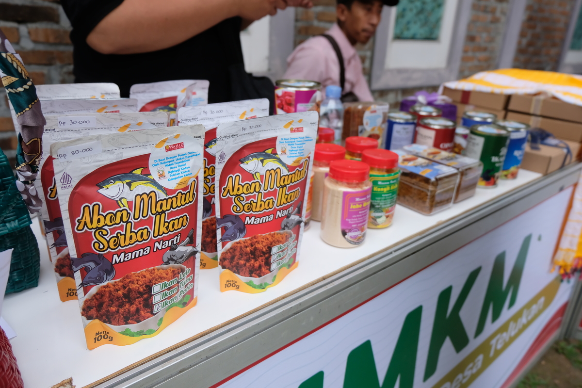 Pelaku UMKM sedang berbisnis dengan latar belakang pertumbuhan ekonomi Indonesia