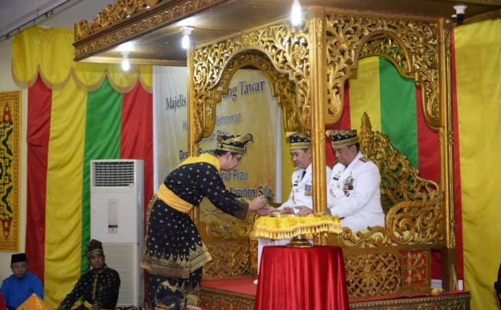 Upacara Tepung Tawar Tradisional Riau Masyarakat Melayu Riau melakukan upacara Tepung Tawar dengan tepung dan bunga