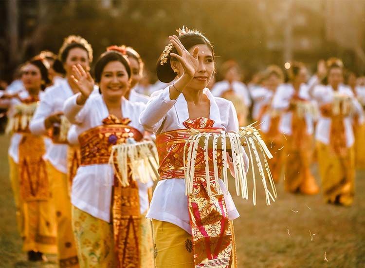 budaya-lokal-indonesia-komunitas-tradisional.jpg Keragaman budaya Indonesia ditampilkan melalui seni, adat, dan komunitas tradisional di berbagai daerah