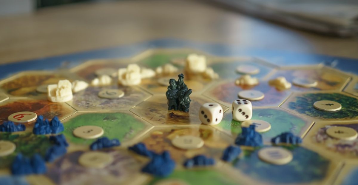 Anak-anak bermain board game edukatif untuk meningkatkan kreativitas dan kemampuan sosial