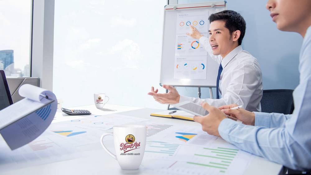 Motivasi pengembangan diri pagi hari dengan secangkir kopi dan buku