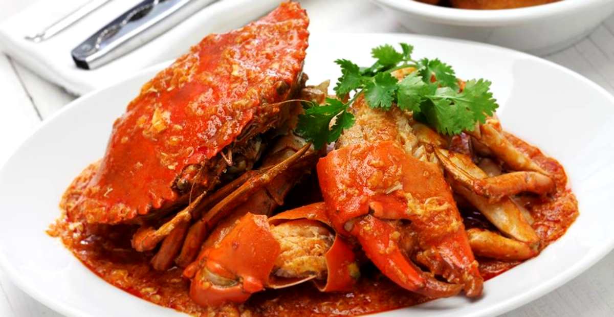 Kepiting Bumbu Merah Khas Indonesia Kepiting bumbu merah khas Indonesia di atas piring dengan nasi putih