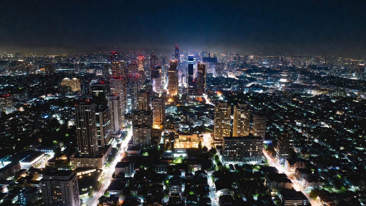 Kota Modern dengan Gedung Pencakar Langit 2026 Pemandangan kota modern dengan gedung tinggi dan lampu malam kehidupan urban 2026