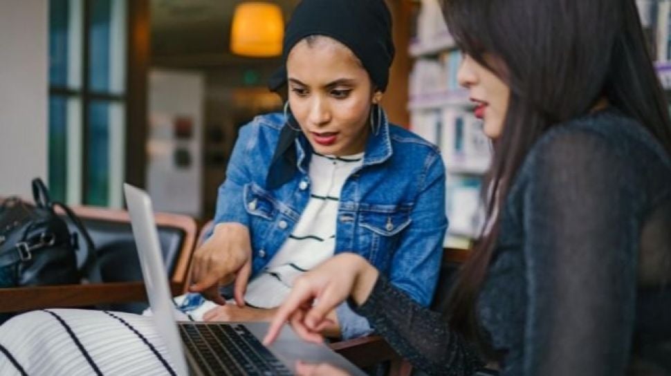 Seseorang merenung sambil menerima kritik untuk pengembangan diri dan kesehatan mental