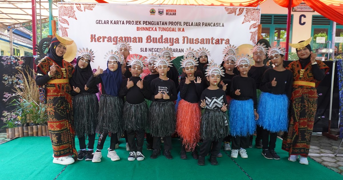 Pengunjung menikmati pameran seni tradisional Nusantara di Gelar Karya P5