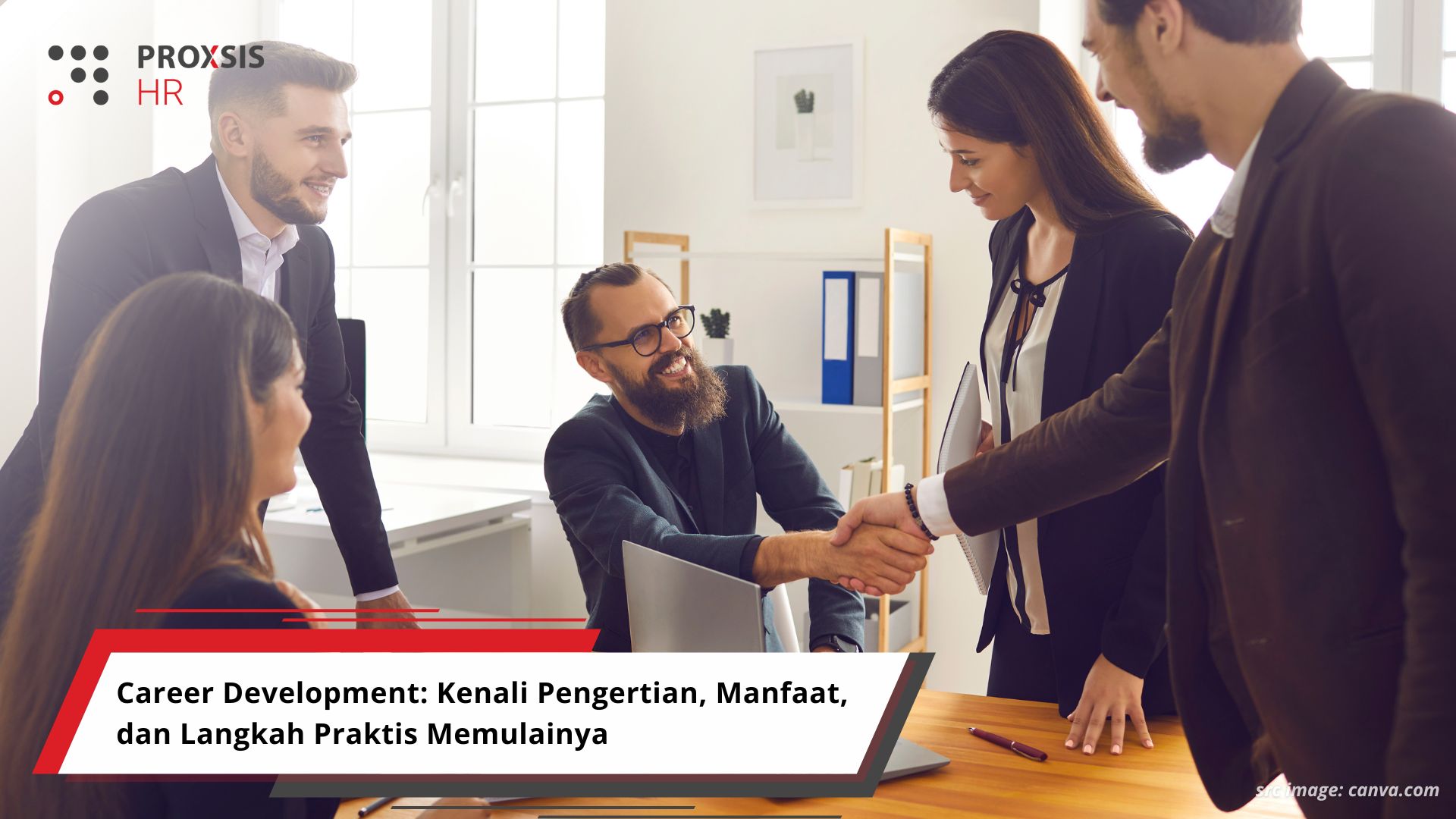 Perencanaan Karier Profesional Ilustrasi seorang profesional sedang membuat rencana pengembangan karier di kantor modern