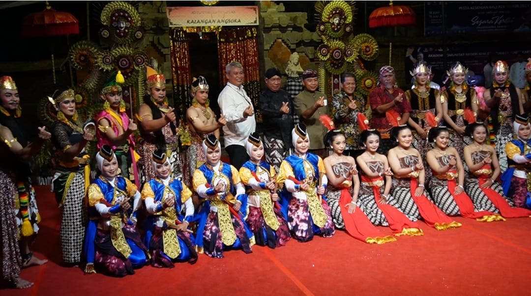 Pertunjukan Tari Tradisional Akademi Komunitas Seni Siswa Akademi Komunitas Negeri Seni dan Budaya menari dalam pertunjukan seni tradisional
