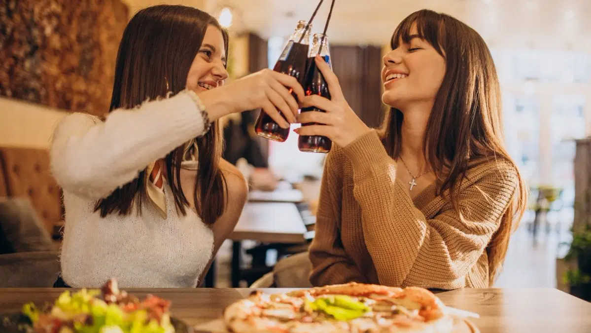Micro influencer RasaLokal sedang mereview makanan UMKM di Jakarta