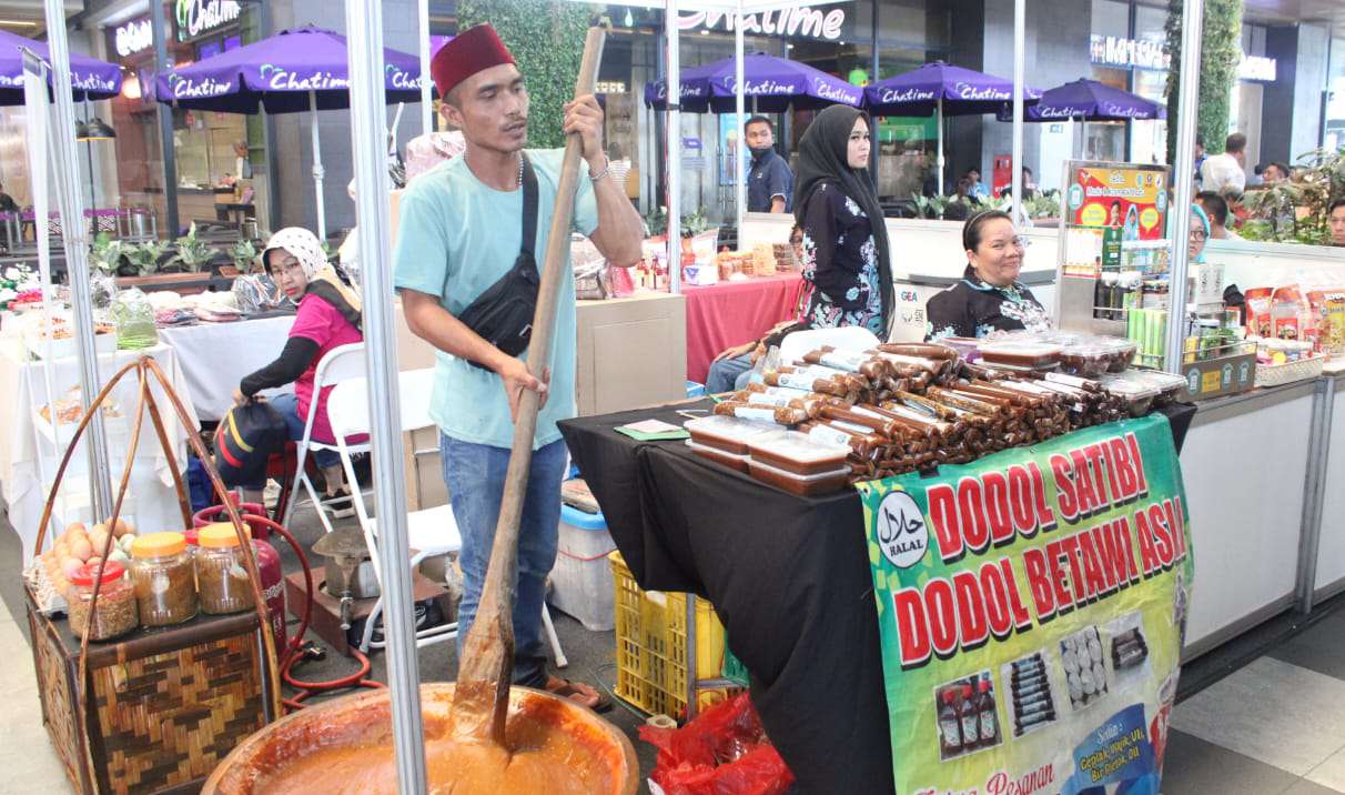 UMKM Kuliner Lokal Menjaga Otentisitas UMKM kuliner lokal sedang memasak resep tradisional asli Indonesia