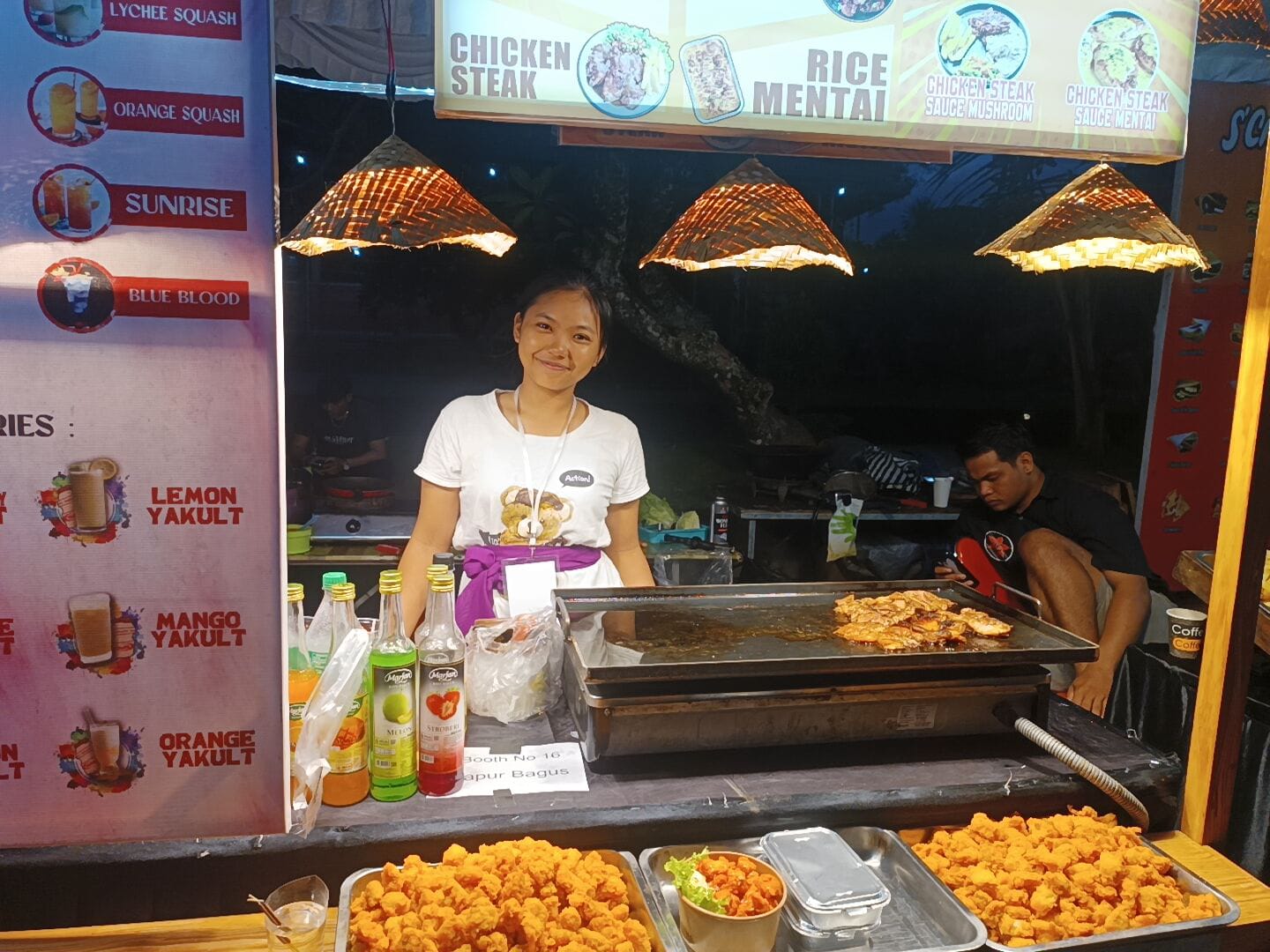 Stand kuliner UMKM di Pesta Rakyat menyajikan berbagai jajanan tradisional dan makanan modern