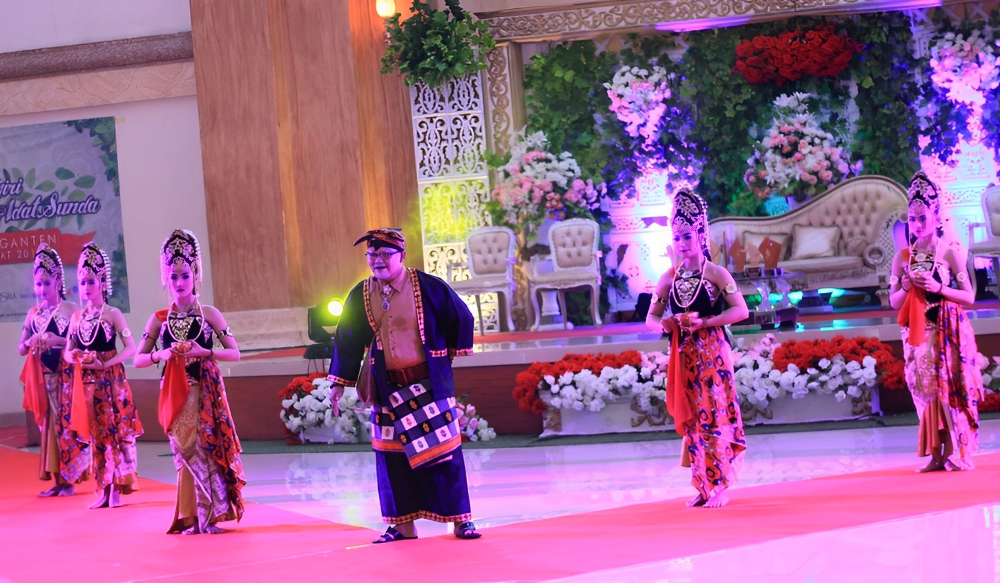 Tarian Jaipong Meriahkan Festival Pengantin Sunda Tarian Jaipong oleh komunitas seni Jawa Barat di festival pengantin Sunda