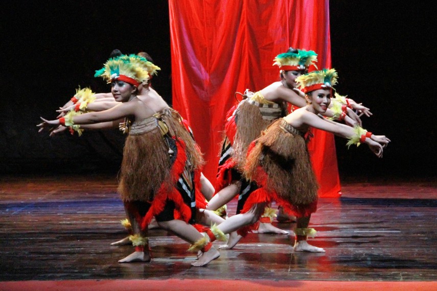 Tarian Tradisional Papua Yospan Komunitas Papua menampilkan tarian Yospan di festival budaya