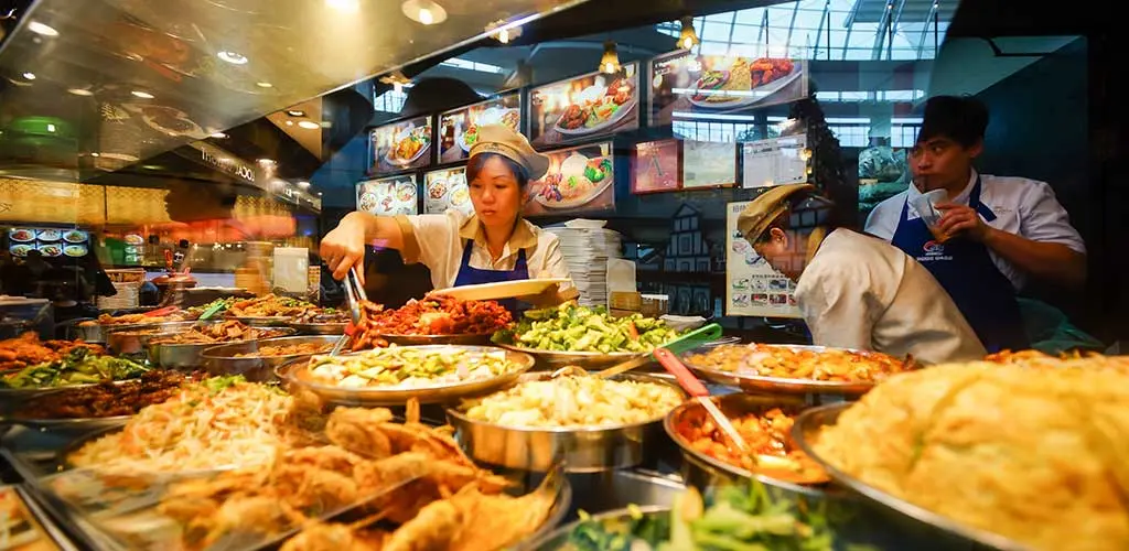 UMKM kuliner menyiapkan pesanan untuk delivery selama pandemi