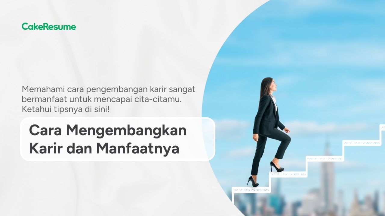 Profesional muda sedang bekerja dalam tim modern di kantor