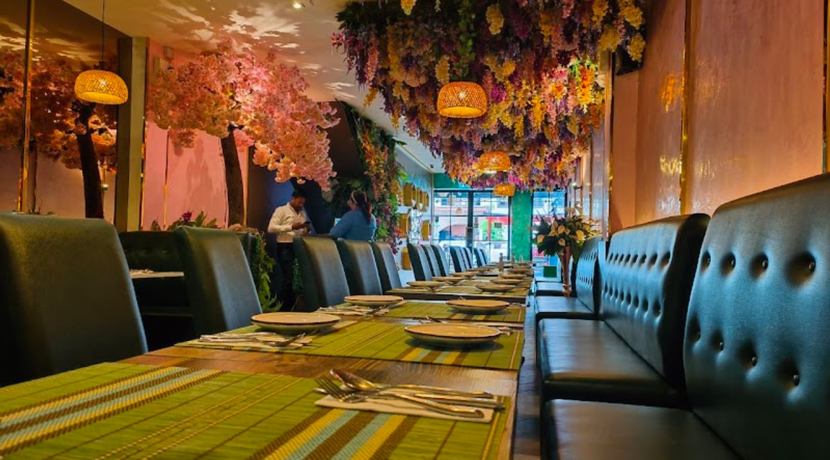 Eksterior dan Hidangan Khas Budaya Restaurant Jalan Kamunting Suasana makan siang di Budaya Restaurant Jalan Kamunting Kuala Lumpur