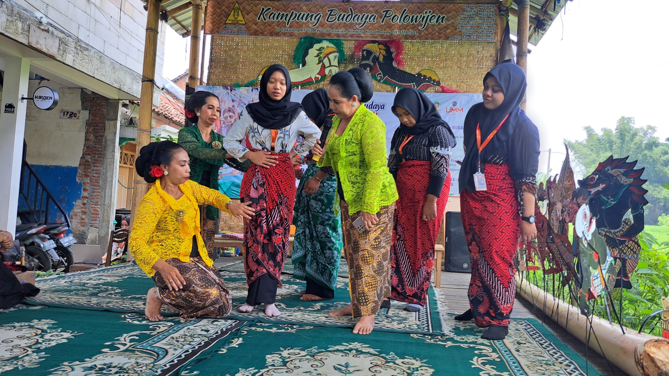 festival kampung menampilkan pertunjukan budaya lokal dan kegiatan masyarakat