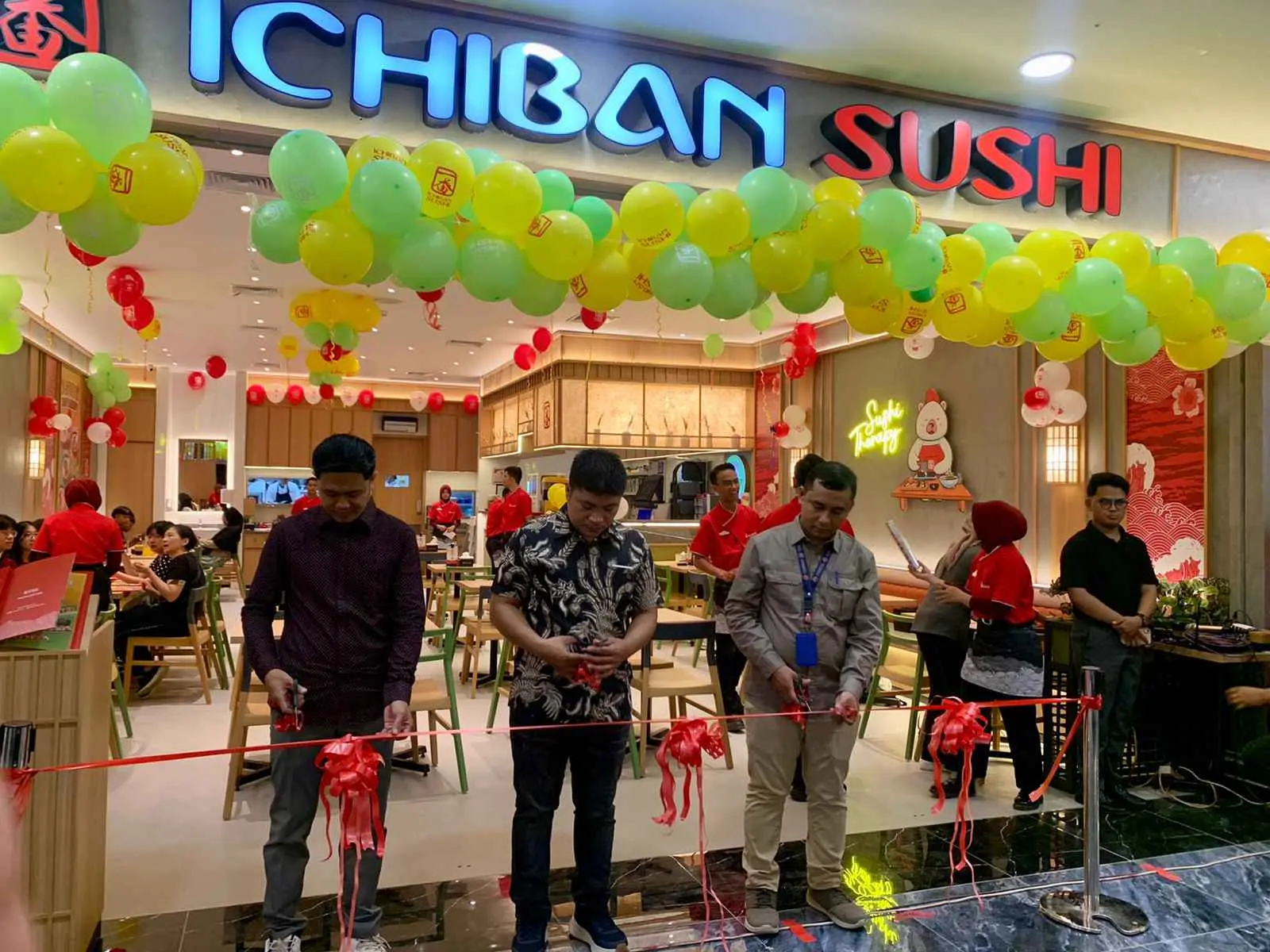 Ichiban Sushi Resmi Hadir di Medan Suasana restoran Ichiban Sushi di Medan dengan pengunjung menikmati sushi dan ramen