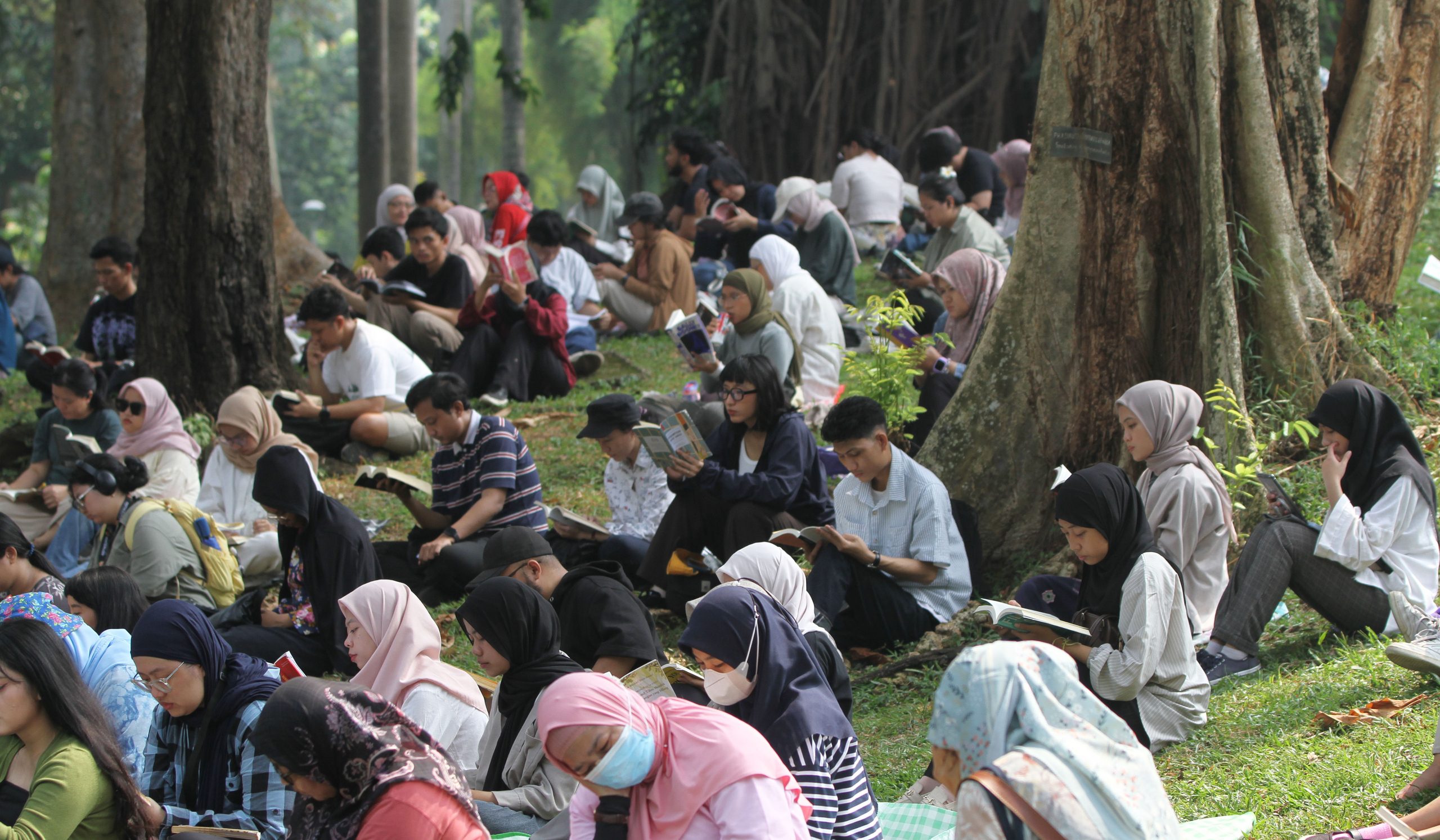 komunitas literasi mengajak warga membaca bersama di ruang publik untuk meningkatkan budaya baca masyarakat