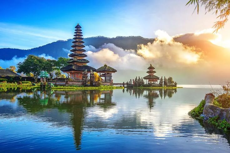 pemandangan pura tanah lot bali saat matahari terbenam