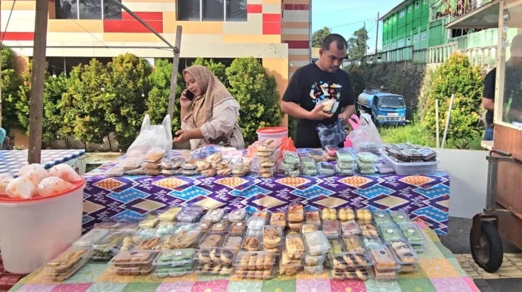 UMKM Kuliner Ramadan di Pasar Takjil Sore Hari Pedagang UMKM kuliner Ramadan menjual aneka takjil di pasar sore menjelang berbuka puasa