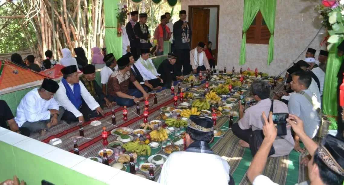 suasana wisata malam alun-alun kota bogor dengan lampu taman