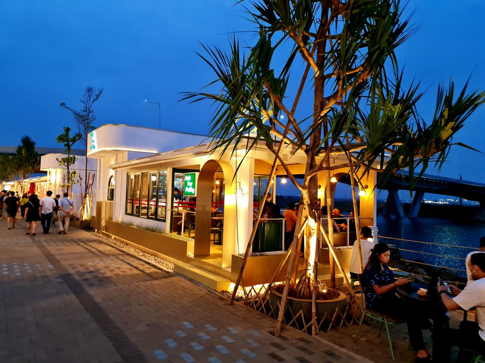 pemandangan wisata malam jakarta dengan lampu gedung pencakar langit