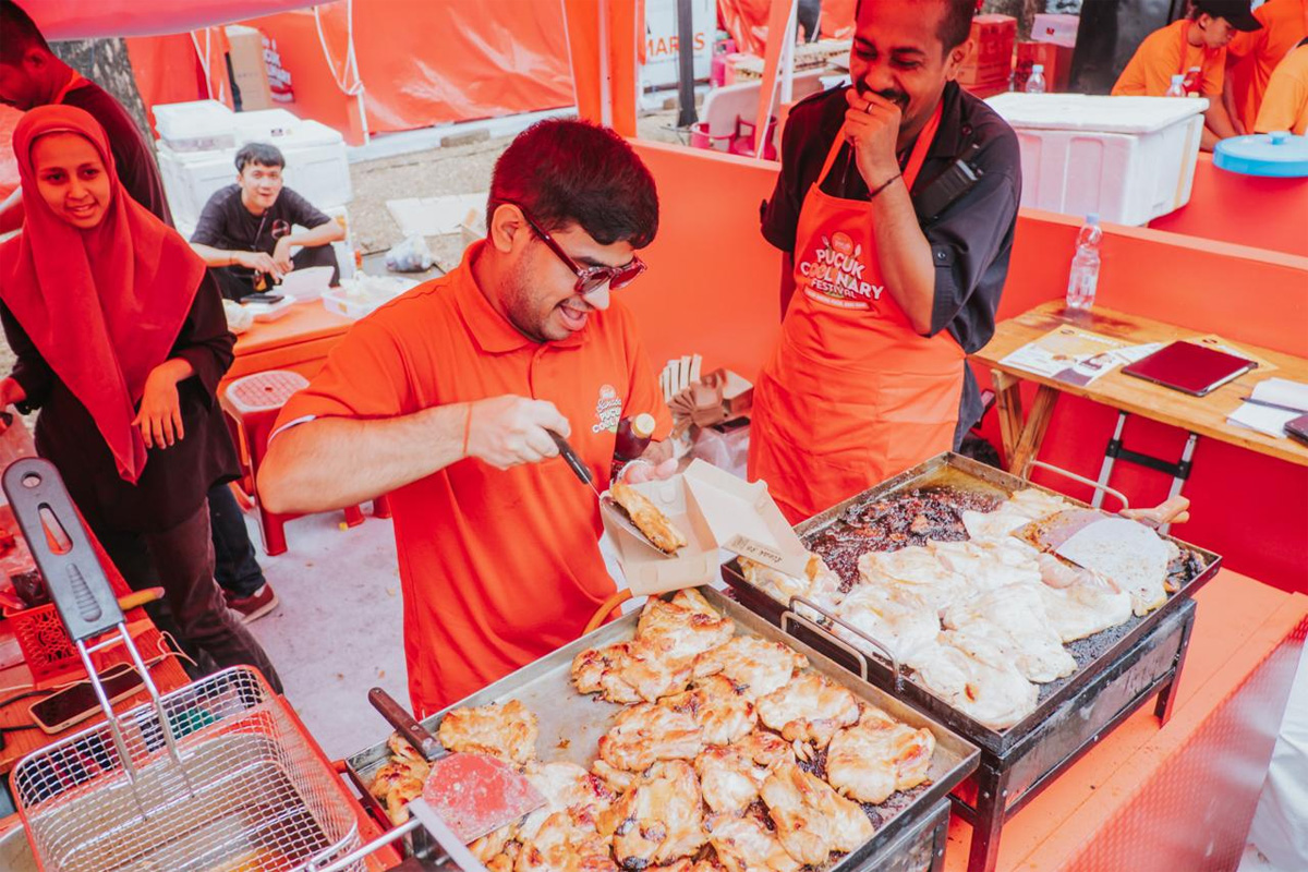 Pelaku UMKM kuliner lokal sedang menyiapkan produk makanan tradisional untuk pemasaran digital.