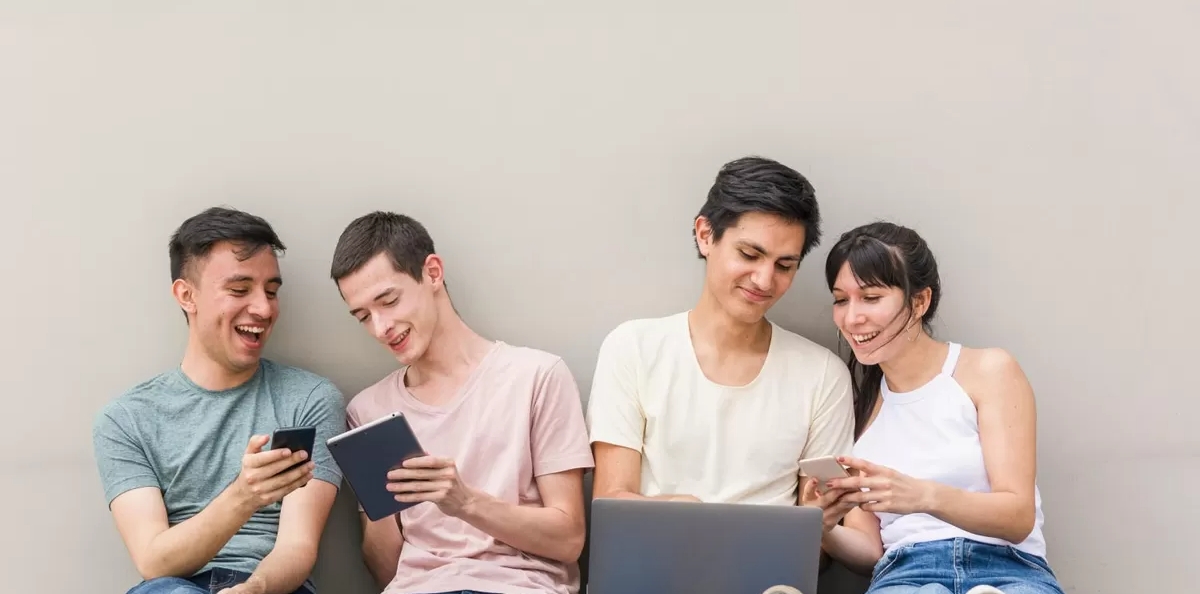 gaya hidup produktif anak muda bekerja dengan laptop di ruang kerja modern