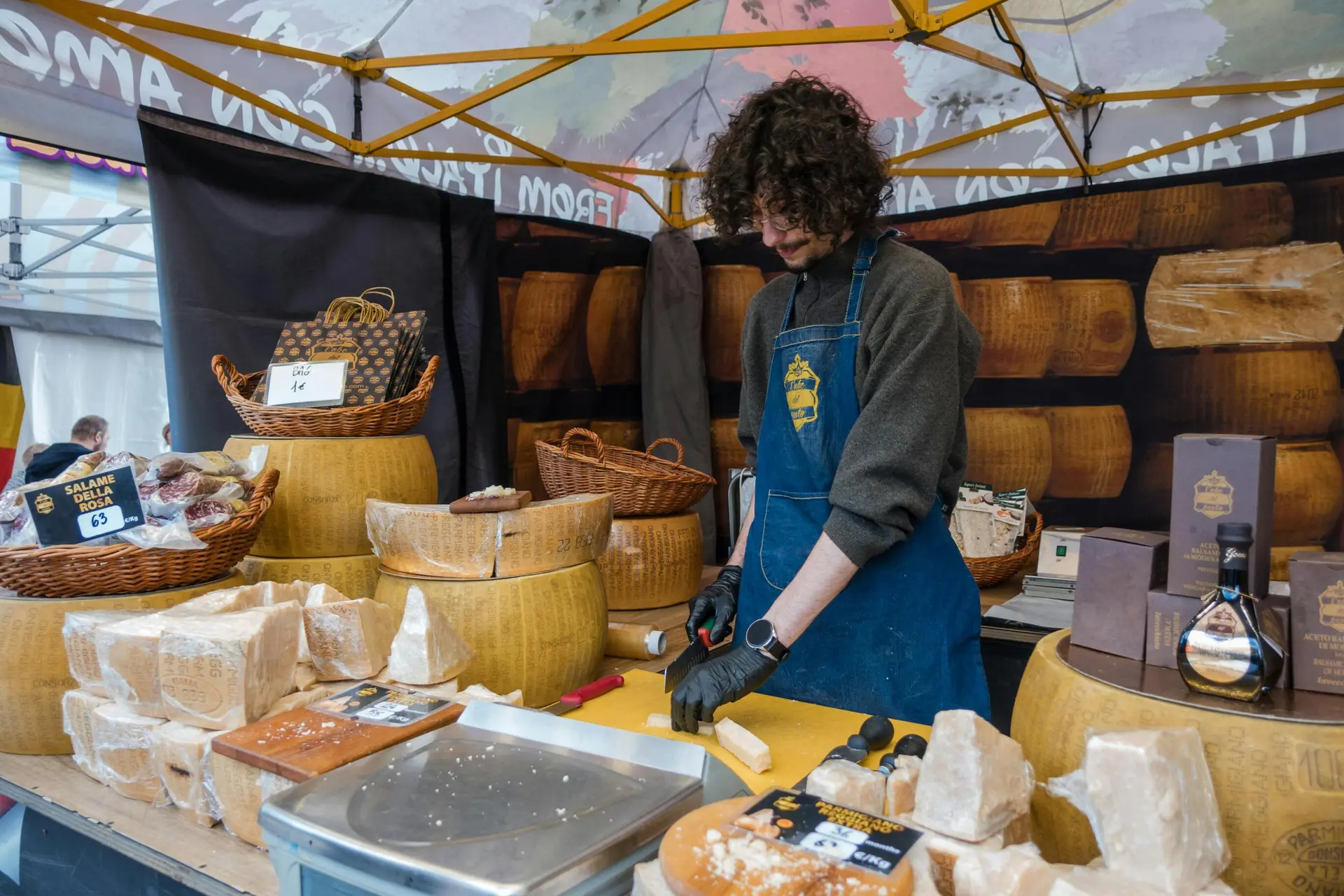 Festival Kuliner UMKM Indonesia Deretan stand kuliner UMKM lokal yang menyajikan makanan tradisional kekinian.