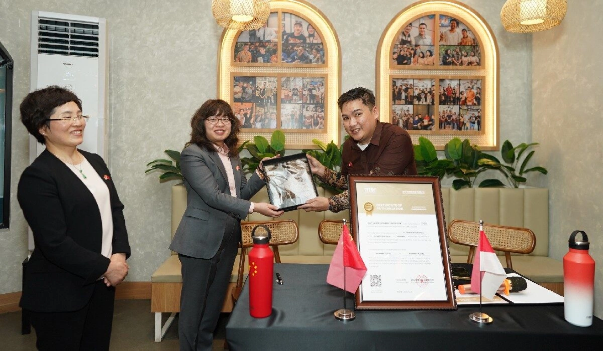 Sekelompok profesional muda sedang berdiskusi di sebuah kafe modern di Jakarta menggambarkan gaya hidup urban lifestyle.