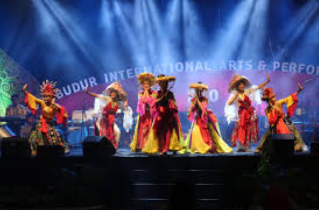 Kolaborasi Komunitas Budaya Lokal Indonesia Sekelompok pemuda dalam komunitas budaya sedang melakukan diskusi pelestarian tradisi lokal di Indonesia.