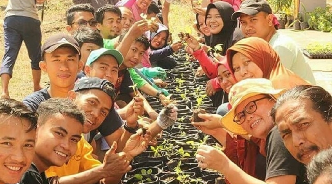 Komunitas budaya lokal Indonesia sedang menampilkan tarian tradisional dalam kegiatan kebersamaan desa
