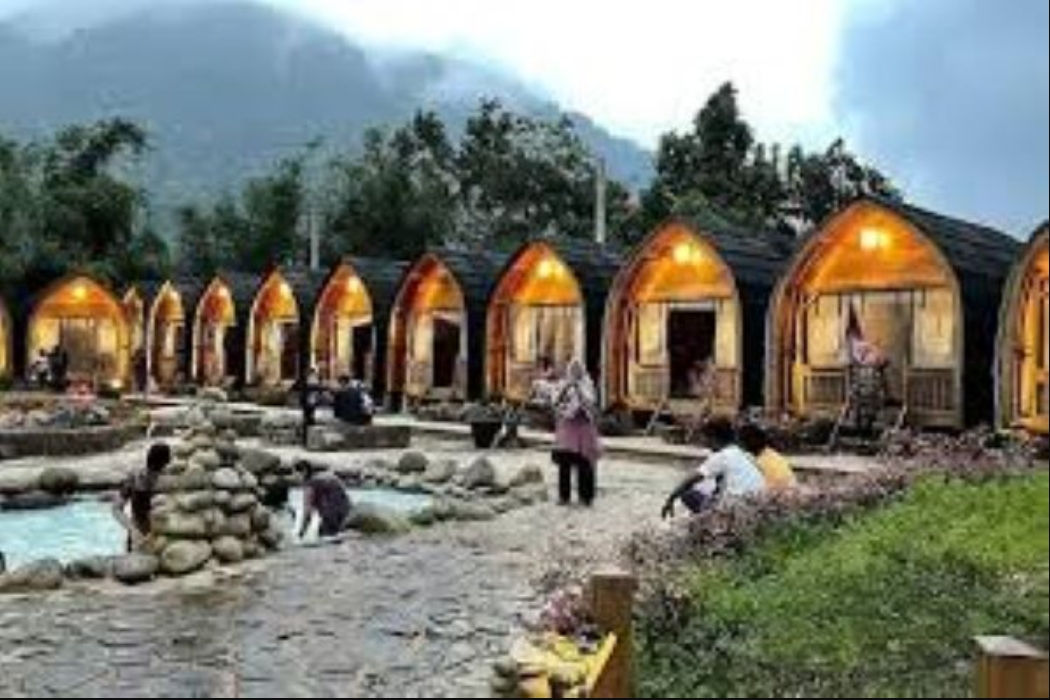 Pengunjung menikmati fasilitas di tempat hiburan lokal 2025 yang sedang viral.