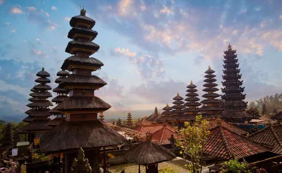 Destinasi tempat hiburan lokal 2025 yang ramai pengunjung dengan pemandangan alam estetik.
