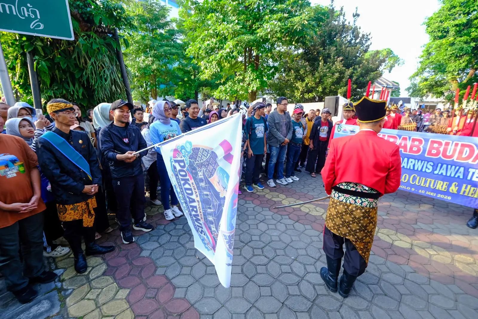 Budaya dan Komunitas Lokal Indonesia Komunitas budaya lokal Indonesia sedang menampilkan tradisi dan seni daerah