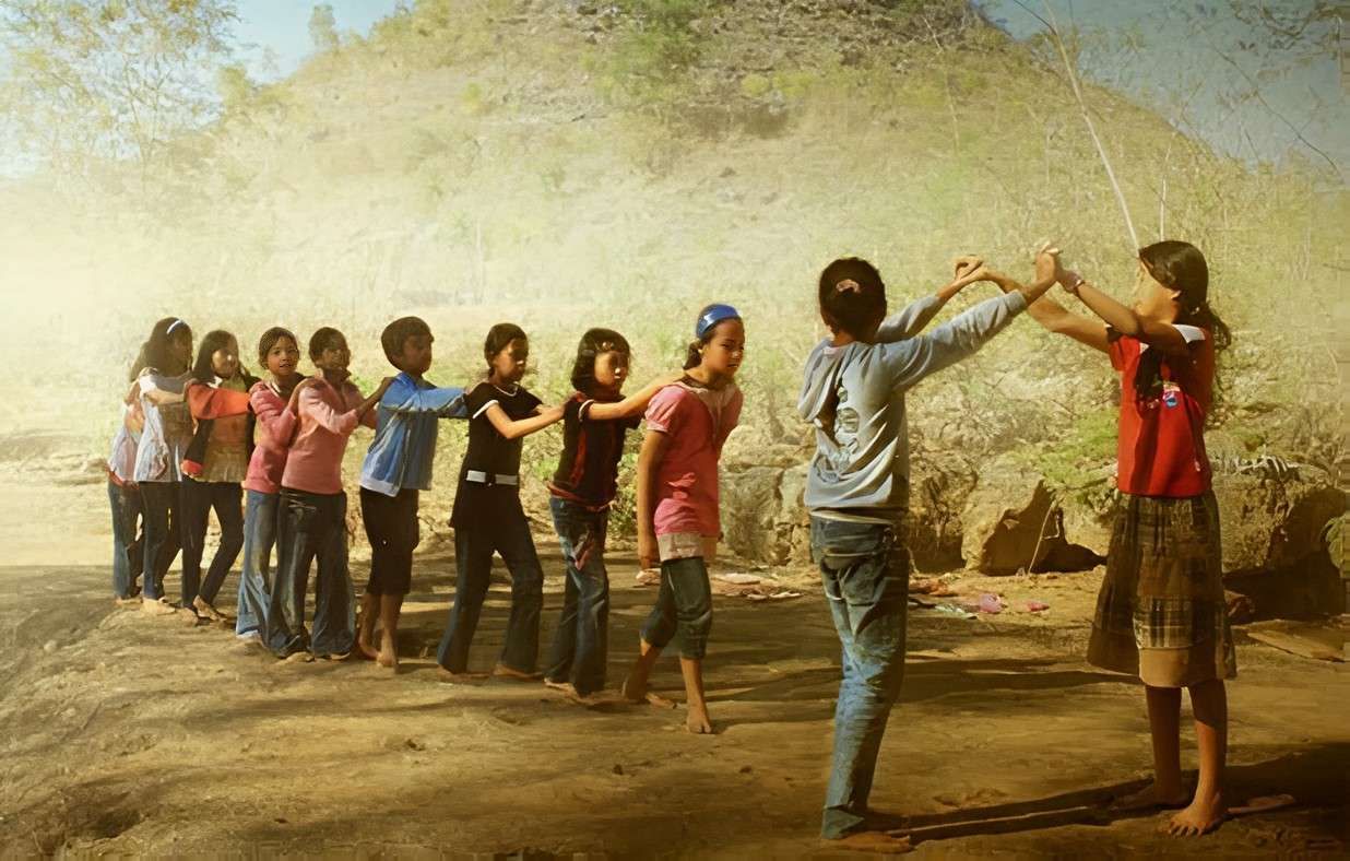 Kegiatan budaya dan komunitas lokal dalam melestarikan tradisi serta identitas daerah Indonesia