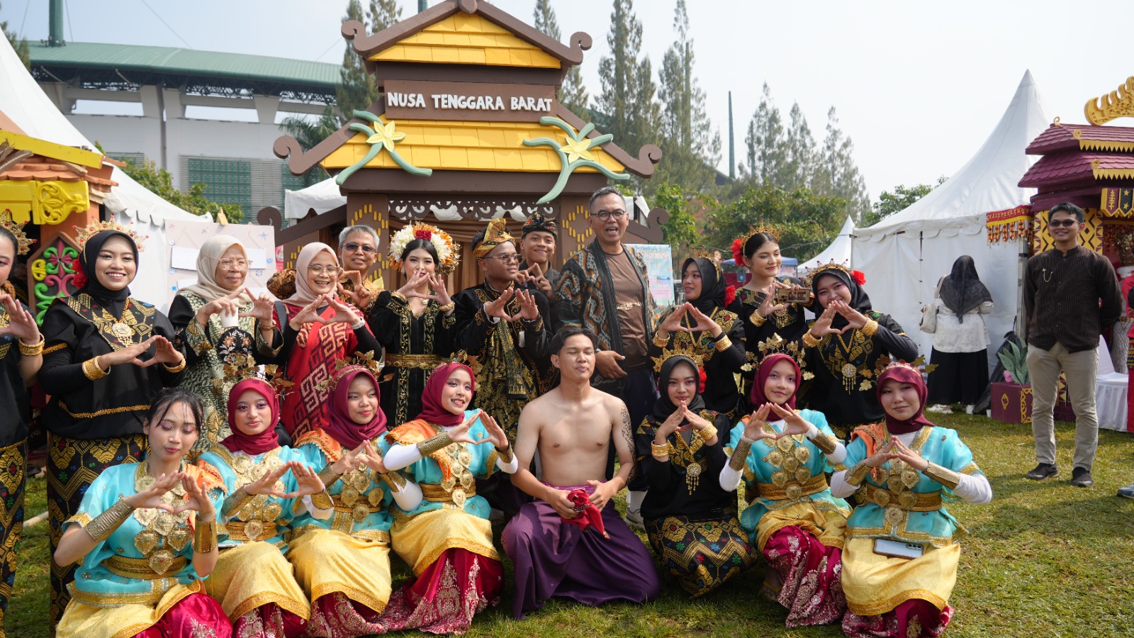 Festival Budaya Lokal Bersama Komunitas Kreatif Festival budaya lokal dengan pertunjukan seni tradisional dan komunitas kreatif di Indonesia
