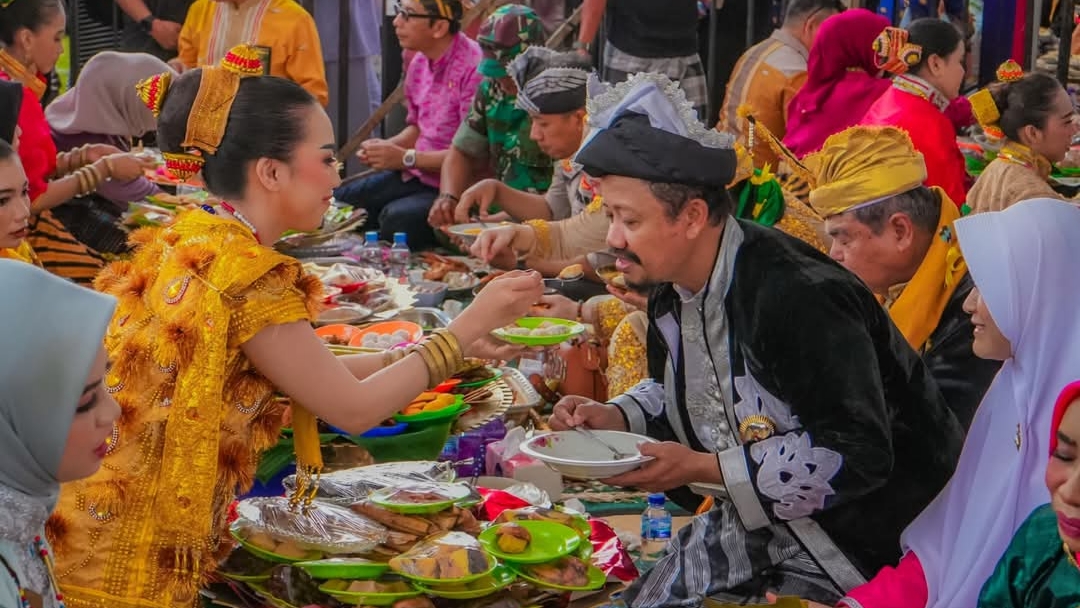 festival budaya lokal komunitas tradisional Indonesia