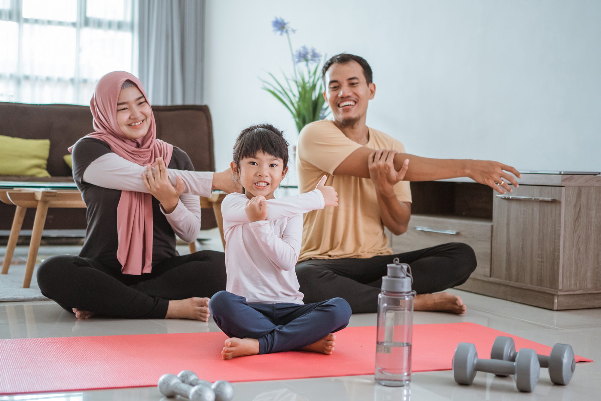 Orang menjalani gaya hidup sehat dengan olahraga dan penggunaan teknologi secara seimbang di era digital