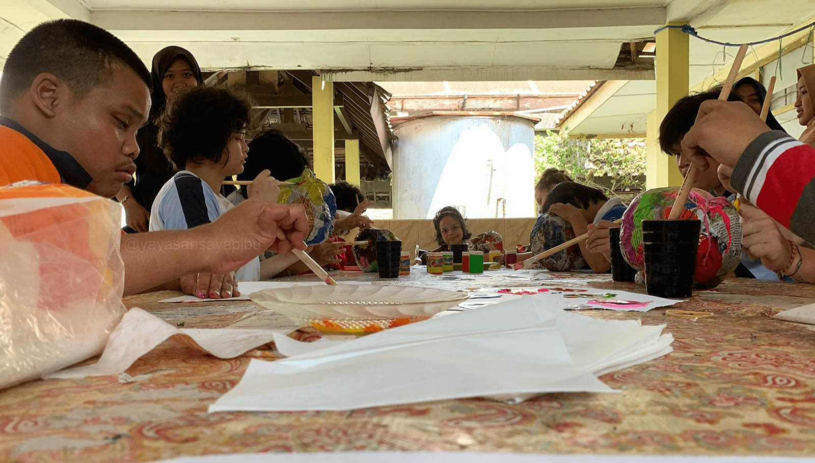 Masyarakat mengikuti kegiatan budaya dan komunitas lokal dengan suasana kreatif dan tradisional