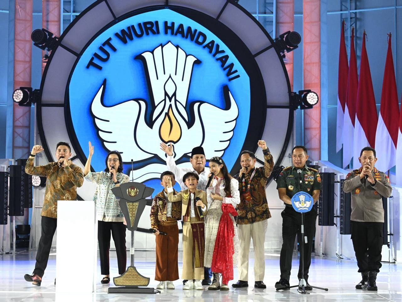 Masyarakat melakukan gotong royong sebagai bagian dari budaya lokal yang memperkuat komunitas