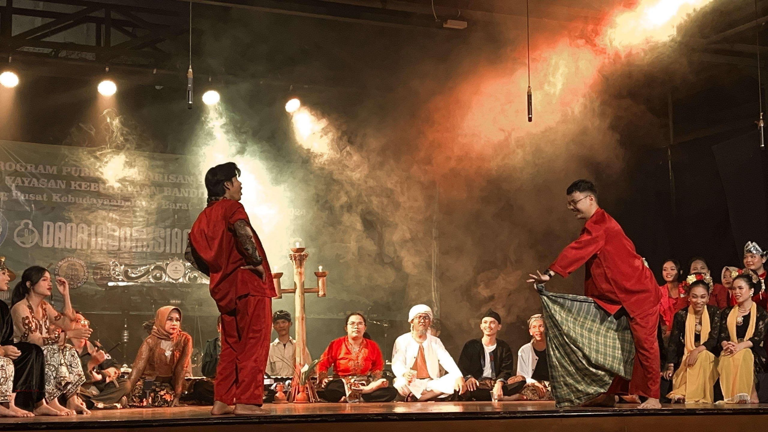 komunitas budaya lokal sedang mengadakan kegiatan tradisional bersama masyarakat